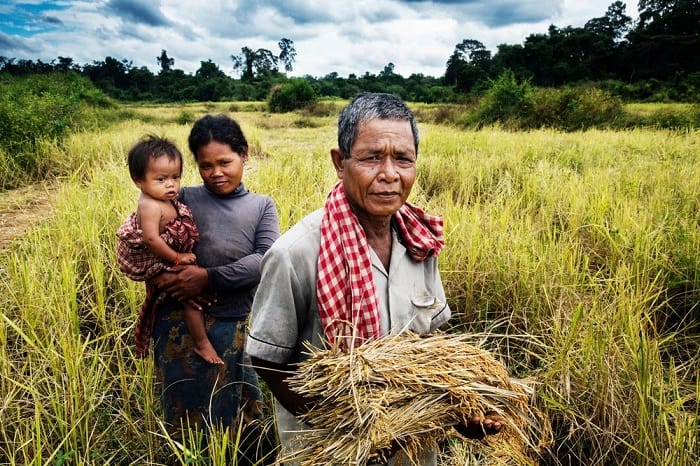 Saom Koem (R) lives with his wife, daughter, son-in-law and grandson in Pni Ro Luk, during the planting and harvest seasons. Two years ago Saom Koem contracted malaria but was treated. This year his whole family took part in the project for proactive voluntary screening for malaria.