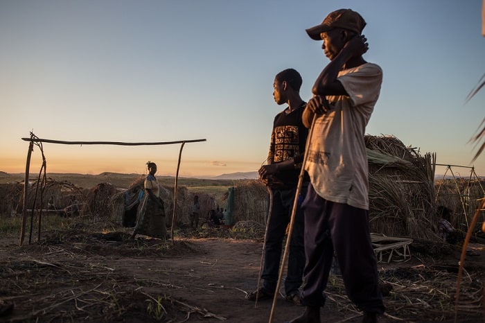 Men displaced by inter-communal fighting in the province of Tanganyika build a shelter in the Mukuku camp in Kalemie, Democratic Republic of Congo. Some 433,700 people have been displaced since July 2016. Many live in informal settlements and camps with limited access to healthcare, and face alarming shortages of food, water and shelter.