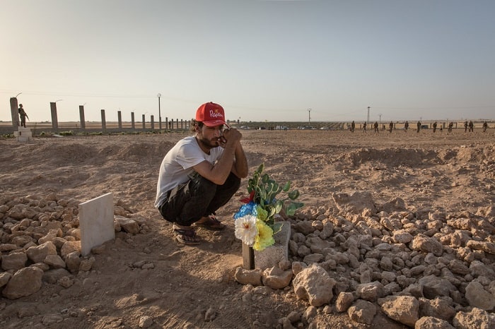 Ismael sits at the graveside of his friend, Hout, who was killed two days earlier by an Islamic State group sniper in the battle for Raqqa. A camp located in Ain Issa, 55 km north of Raqqa, shelters around 8,000 people who have been displaced by the war. MSF teams manage the water supply, and are providing primary health care and stabilizing wounded patients before referring the most severe cases to Kobane hospital.