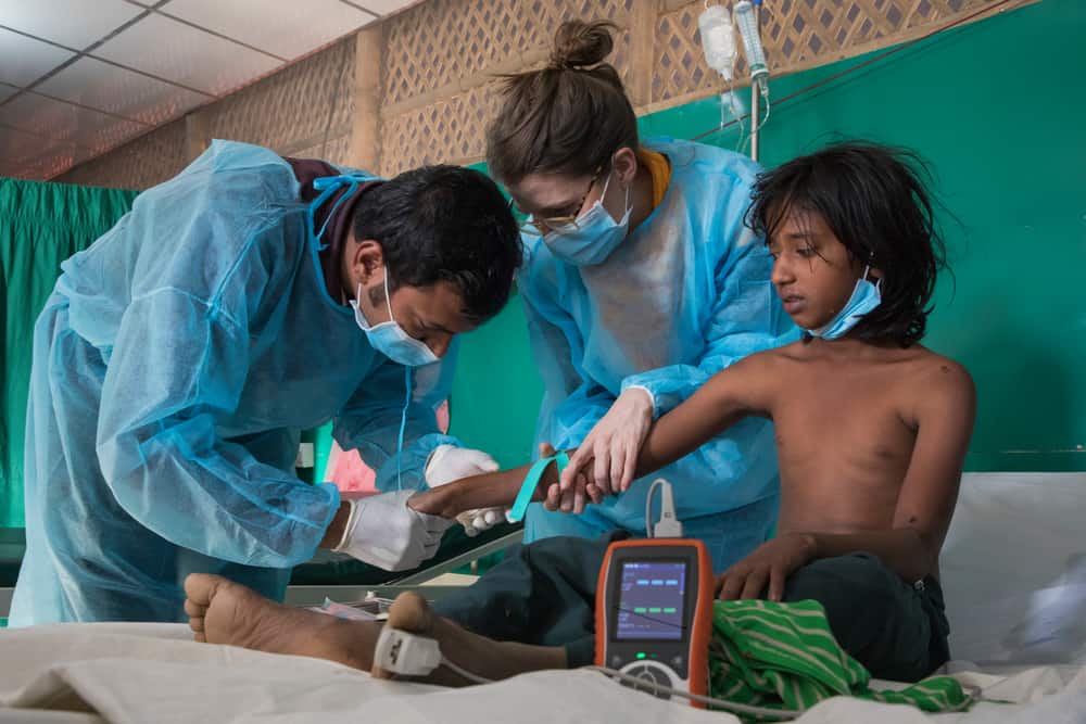 MSF staff at Diphtheria Treatment Centre in Moynarghona administer the diphtheria antitoxin (DAT). Photo: Anna Surinyach