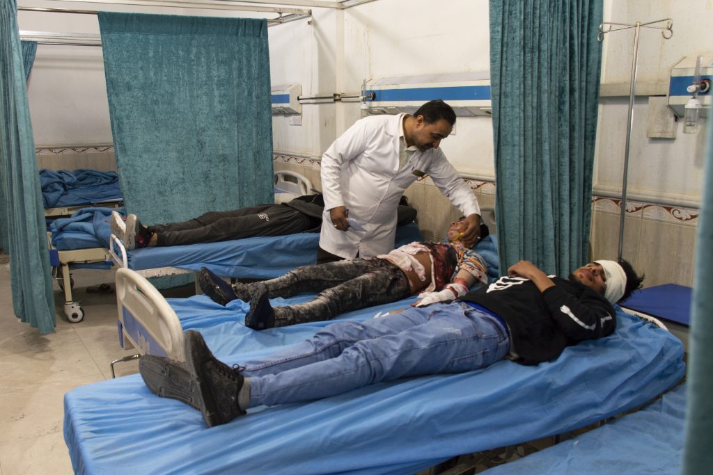 An observer assessing the steps followed by the hospital staff to stabilise the staged condition of a simulated patient during a mass casualty training in Al-Hakim General hospital in Najaf governorate, Iraq. February 2020. ©MSF/HASSAN KAMAL AL-DEEN