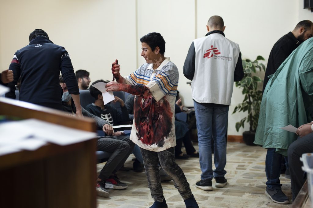 A simulated patient with complete makeup to reflect a burn injury due to an explosion, which requires special care upon arrival to the ER during a mass casualty simulation at Al-Hakim General hospital at Najaf governorate, Iraq. February 2020. © MSF/HASSAN KAMAL AL-DEEN