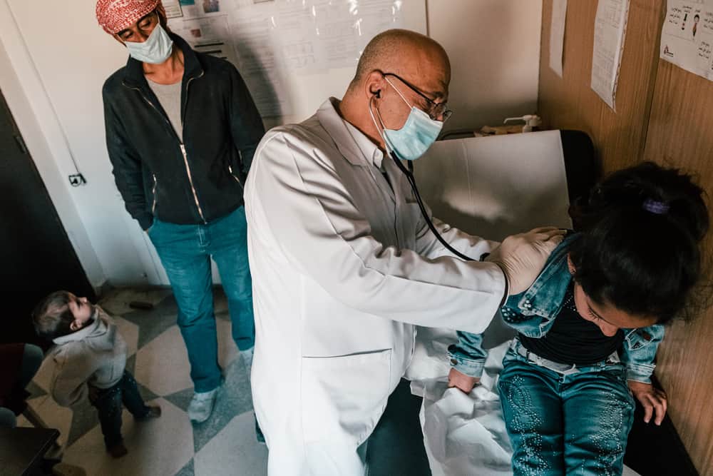 The doctor notes that Fatima, Ahmed’s six-year-old daughter, has a respiratory infection, probably due to the family’s precarious living conditions. Fatima says that she’d like to be a doctor when she grows up. “I hope that they’ll be able to have a better life”, says Ahmed. Lebanon, December 2020. © KARINE PIERRE/HANS LUCASINSTAGRAM: @PICS_STONE