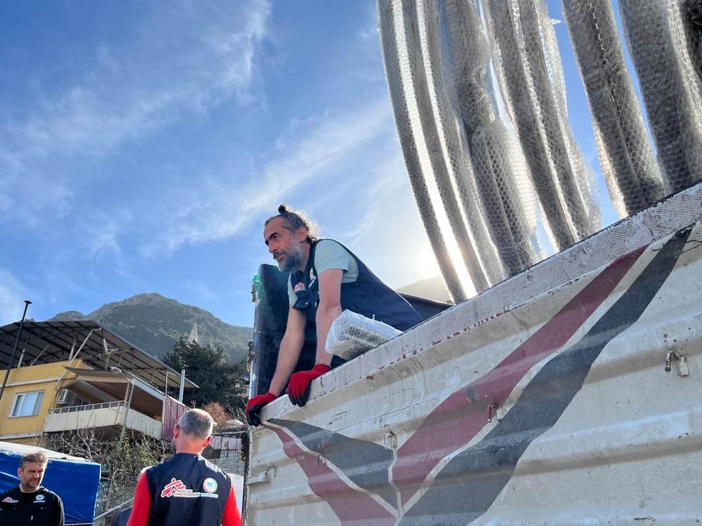 Logistics assistant Bahadir Elverdi during a distribution of tents to people whose homes were damaged or destroyed during the earthquakes, carried out by Yardim Konvoyu with support from MSF. Antakya, Hatay province.