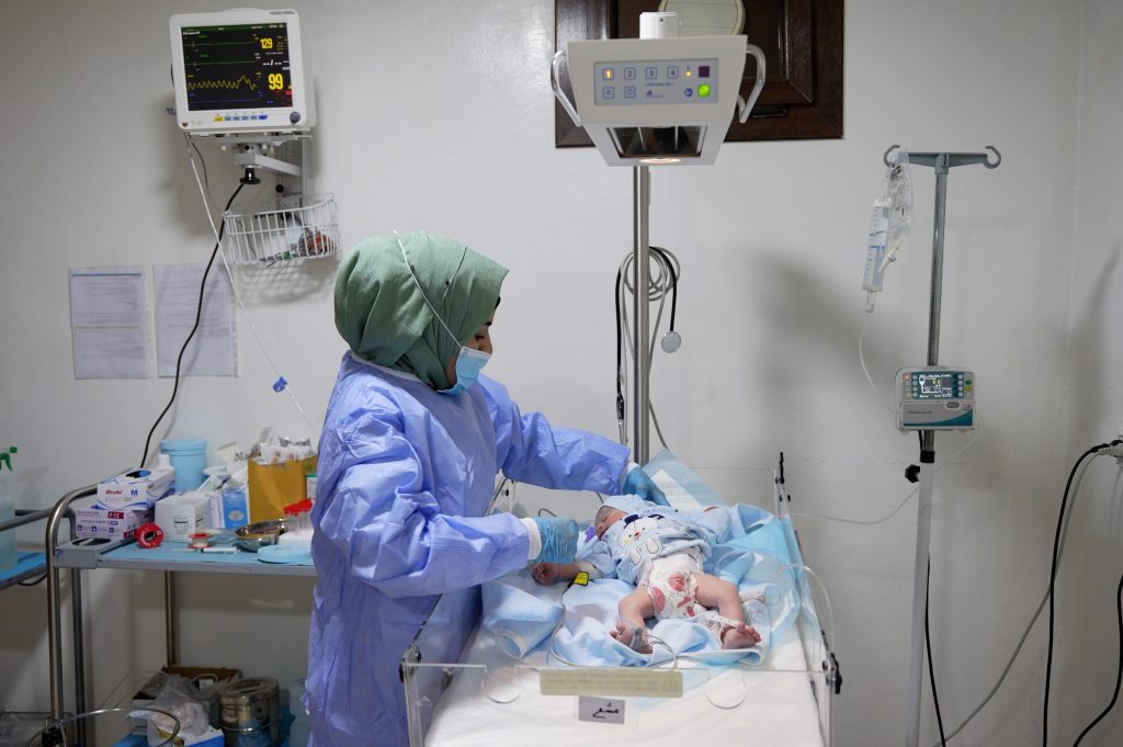 An MSF nurse at Marée maternity hospital checks on a newborn in the neonatal unit of the hospital. 
Northwest Syria, September 2024.