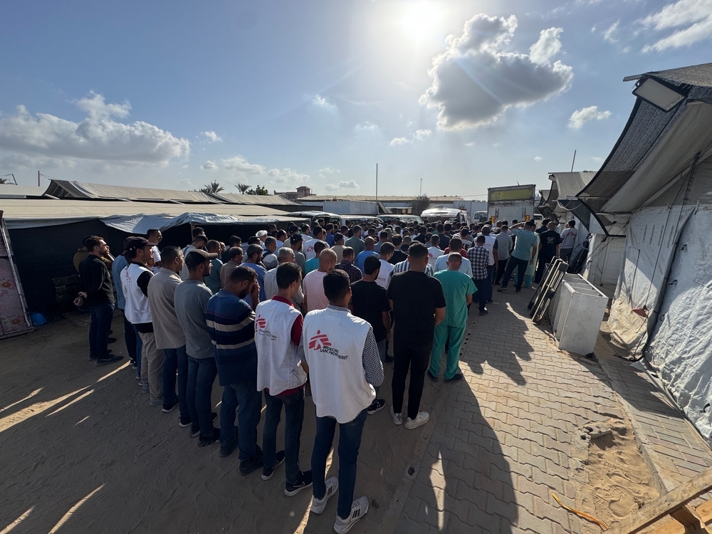 Crowd gathering outside Nasser hospital while Abed El Hameed Qaradaya's remains are taken to the ambulance that will drive to the cemetary for the funerals. ©️MSF