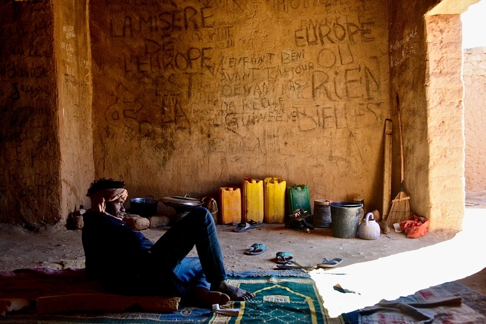 Guinean migrant in a “ghetto” (a clandestine house for migrants waiting for a smuggler) on the Niger-Libya road, 2019. ©️Jérôme Tubiana/MSF