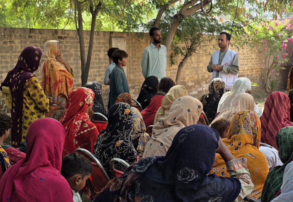 An MSF staff member conducting an awareness session for patients in the waiting area about health and hygiene needs in post-flood areas during a mobile clinic at Tibbi Sohrab, Jalalpur Pirwala, Multan. ©️Gul Nayab/MSF