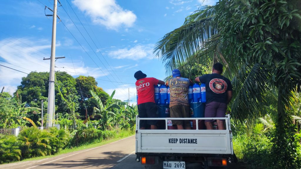 MSF donated jerrycans and hygiene kits to Brgy Malbago, Daanbantayan. ©️MSF
