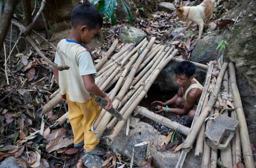 Thongsei Lupho (44) and his wife Mary have seven children. Thongsei is HIV positive and has been a patient at MSF’s clinic in Moreh since 2012. Some of his children are also HIV-positive. Thongsei and his son are going to the 