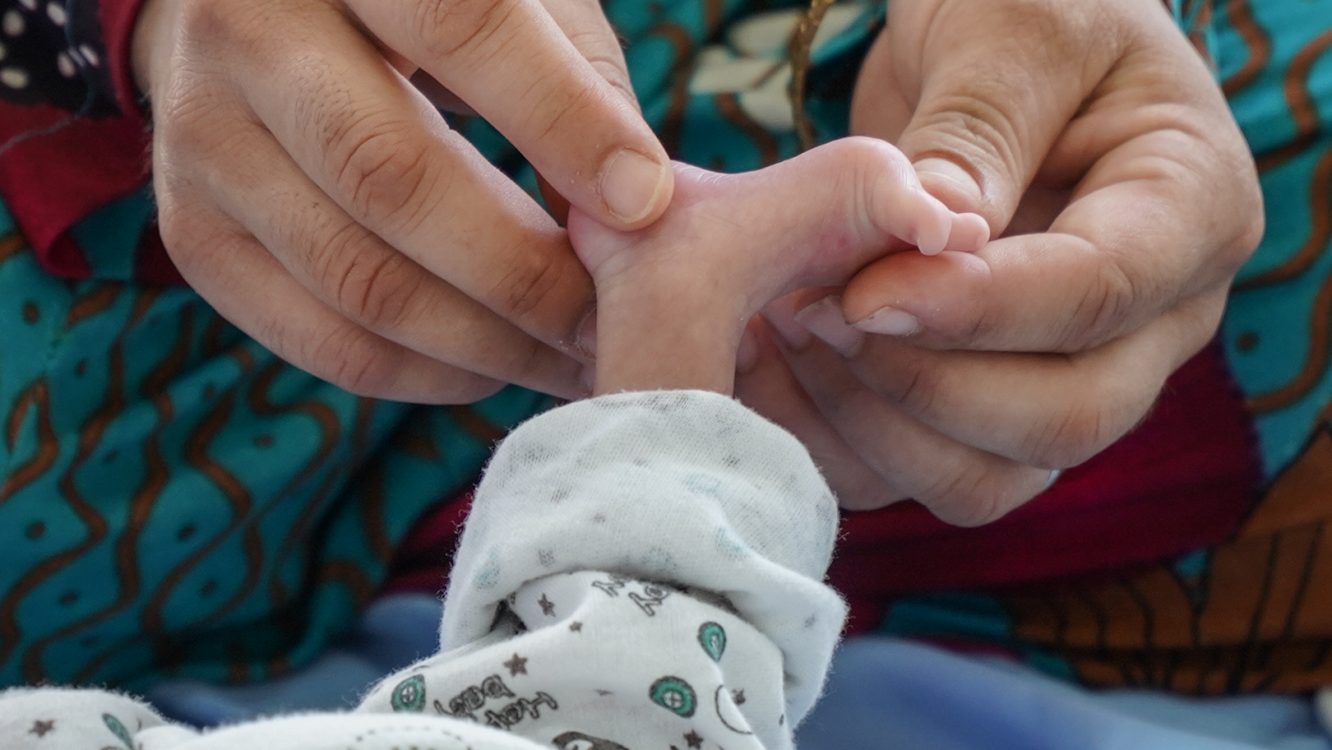 A newborn in the arms of his grandmother in the Nablus maternity run by MSF in Mosul. © MSF/MAYA ABU ATA